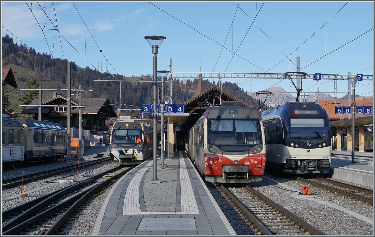 Welcher dieser drei Züge wohl in die Lenk fährt? Überraschenderweise ist es nicht einer der beiden  Lenkerpendel  sondern, wie die Zugzielanzeige zeigt (kein  Druckfehler ), ein vierteiliger MOB  Alpina  Zug mit dem ABe 4/4 9302 an der Spitze. 

25. November 2020