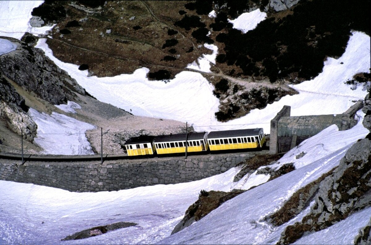 Wendelsteinbahn, Lok 3 und 2 Wagen, Baujahr 1912 am Gipfel des Wendelstein am 27.05.1979.
