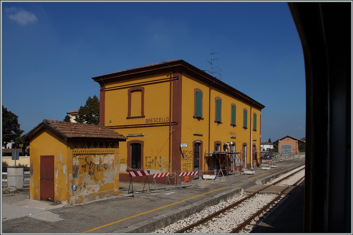 Wenige Gerüste sehen, und es wäre schön, wenn das Bahnhofgebäude von Brescello Viadana etwas aufgefrischt werden würde...
22. Sept. 2014