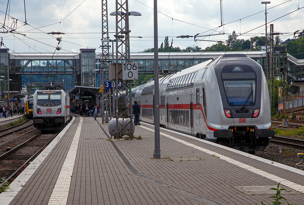 Wenn alles planmig luft stehen wie hier gegen 15:00 Uhr zwei lokbespannte Doppelstock-IC 2 im Hauptbahnhof Siegen nebeneinander und machen Kopf (Fahrtrichtungswechsel). Wobei ein Kopfbahnhof ist der Hbf siegen nicht, aber die Gleise in dieser Blickrichtung gehen in westlicher Richtung Kln.

Links auf Gleis 3, die 147 563 (91 80 6147 563-1 D-DB - IC 4887) mit dem IC 2228 (Frankfurt am Main Hbf - Siegen Hbf - Mnster(Westf)Hbf) . Rechts auf Gleis 4, die 147 578-9 (91 80 6147 578-9 D-DB – IC 4905) mit dem IC 2321 (Norddeich Mole - Mnster Hbf - Siegen Hbf - Frankfurt am Main Hbf).

