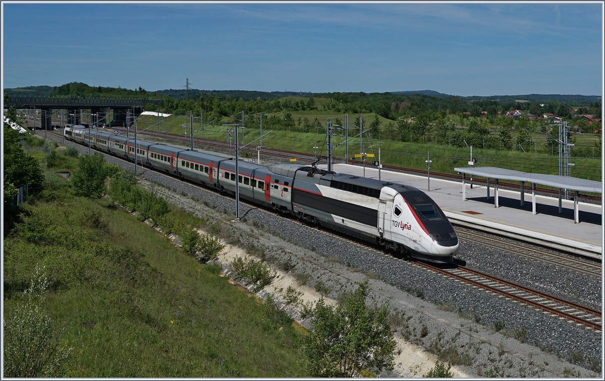 Wenn das Bild gefällt, freue ich mich, auch wenn das Bild nicht zeigt, nicht zeigen kann, was ich fotografieren wollte: Die rasend schnelle Durchfahrt des TGV Lyria 9210 von Zürich nach Paris Gare de Lyon; ist doch Fotografie das Festhalten eines Momentes und nicht der Bewegung. Der einzige sichtbare Unterschied ist die Gleisbenutzung: Der Triebzug 4401 fährt über das Bahnsteiglose Gleis des TGV Bahnhofs Belfort Montbéliard.

1. Juni 2019 