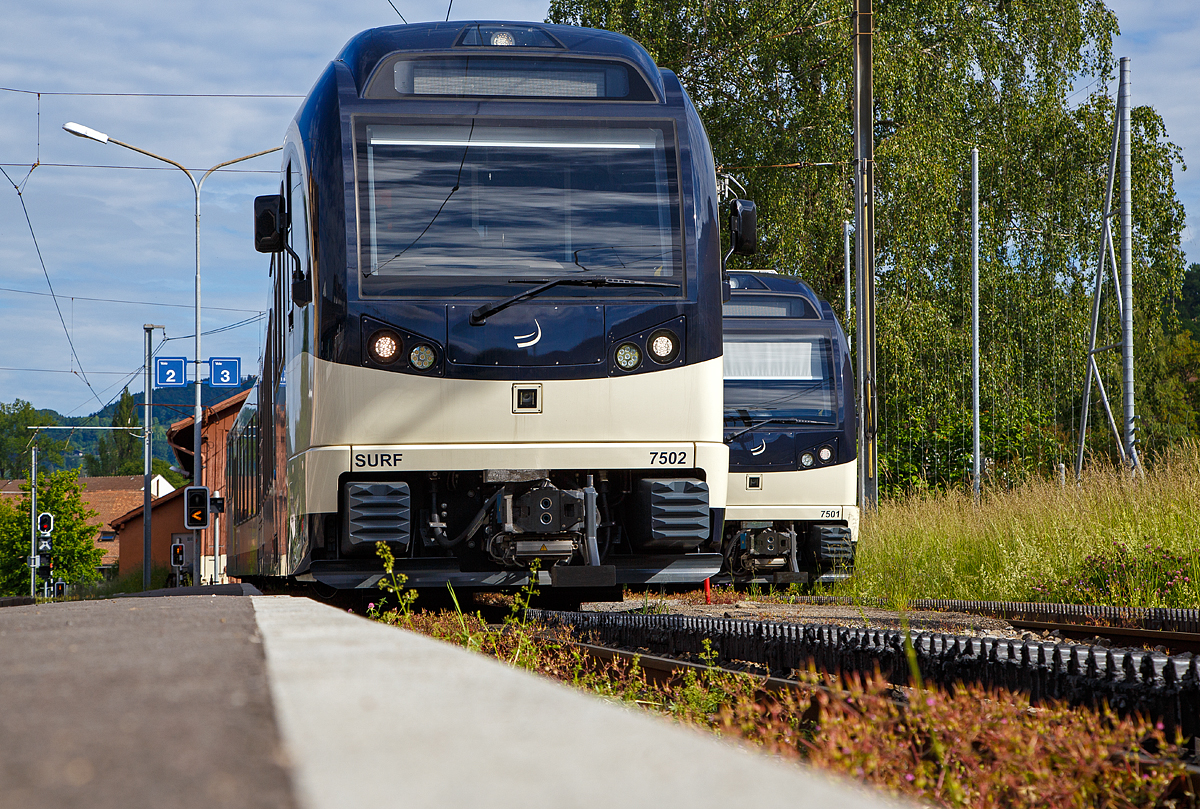 
Wenn es nicht dran stünde, dann wüste man so von vorne nicht ob es ein ALPINA oder ein SURF wäre...
Die SURF 7502  Blonay  und dahinter SURF 7501  Saint Légier - La Chiésaz  (elektrische Triebwagen für gemischten Adhäsions- und Zahnradbetrieb vom Typ Stadler SURF ABeh 2/6) der MVR (Transports Montreux–Vevey–Riviera) stehen am 21.05.2018 im Bahnhof Blonay.