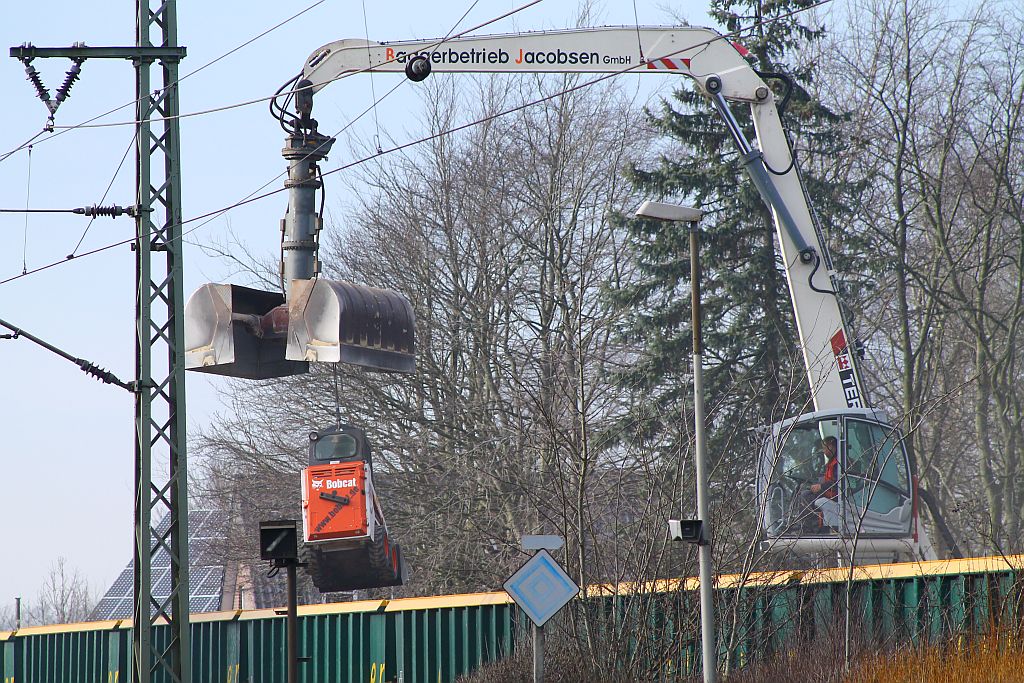 Wenn der große Bagger den Waggon geleert hat kommt der BobCat zum Einsatz und wieselt in den Laderäumen umher....gesehen in Jübek. 06.03.2013