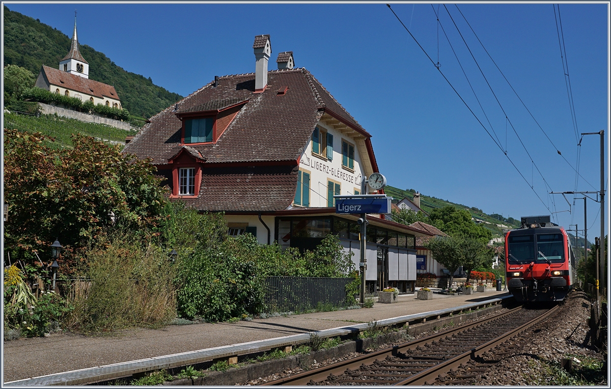 Wenn die Jurasüdfusslinie im Bereich von Ligerz auf Doppelspur ausgebaut und in einen  Tunnel verlegt wird, wird der schmucke Bahnhof von Ligerz nicht nur seine Aufgabe sondern auch sein Gleis verlieren.
Ein Domino auf dem Weg von Biel/Bienne nach Neuchâtel erreicht Ligerz. 
18. August 2017