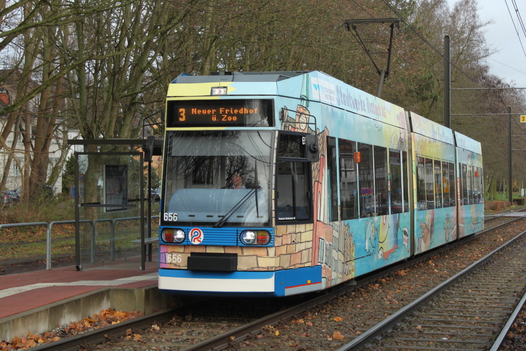 Werbe 6N1 Wagen(656)als Linie 3 von Haltepunkt Dierkow Richtung Neuer Friedhof stand am 09.12.2017 in der Haltestelle Rostock Platz der Jugend