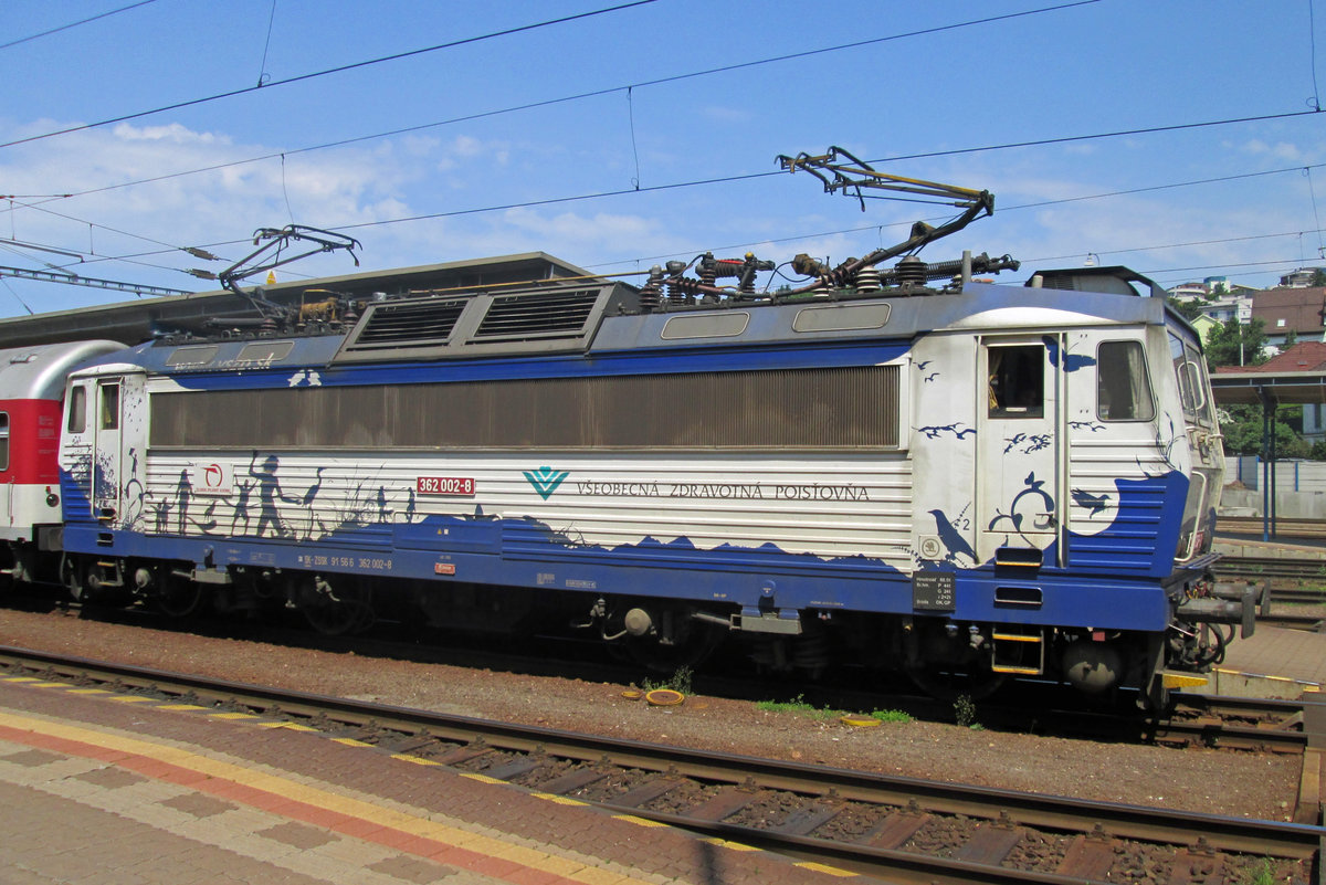 Werbe-Pershing 362 002 steht am 29 Mai 2015 in Bratislava hl.st. mit ein Rychlyk nach Zilina.