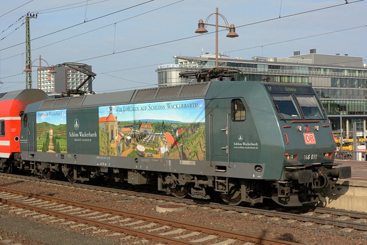 Werbe-TRAXX 146 010 geniesst während das Dresdner Dampfloktreffen sie Sonne in Dresden Hbf am 9 April 2017.