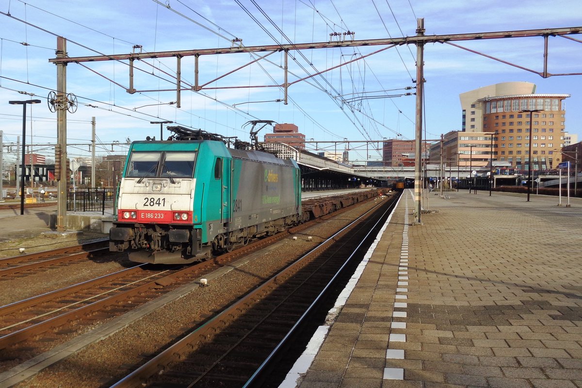 Werbe-TRAXX 2841 steht am 24 Februar 2019 in Amersfoort mit der teils beladener Volvo-Containerzug.