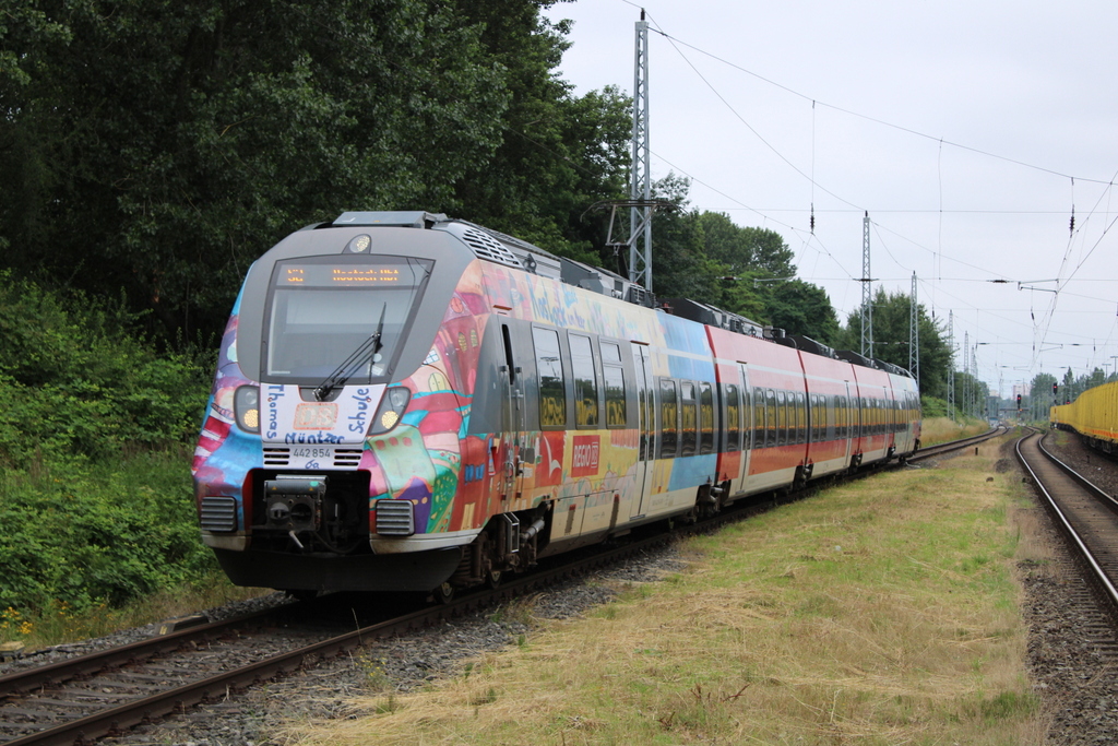 Werbehamster 442 854 als S2(Warnemünde-Rostock)bei der Einfahrt in Rostock-Bramow.17.07.2021