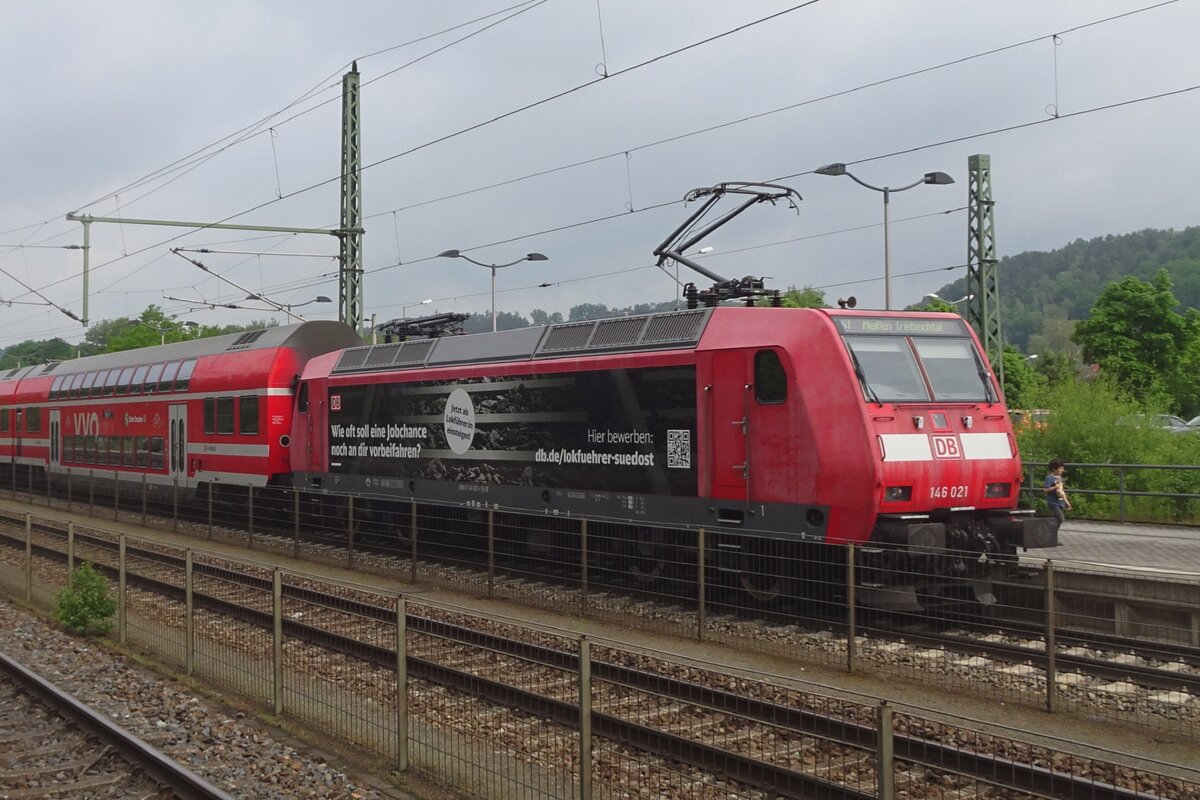 Werbetraxx 146 021 schiebt der S-2 aus bad Schandau aus mach Meissen am 23 Mai 2023.