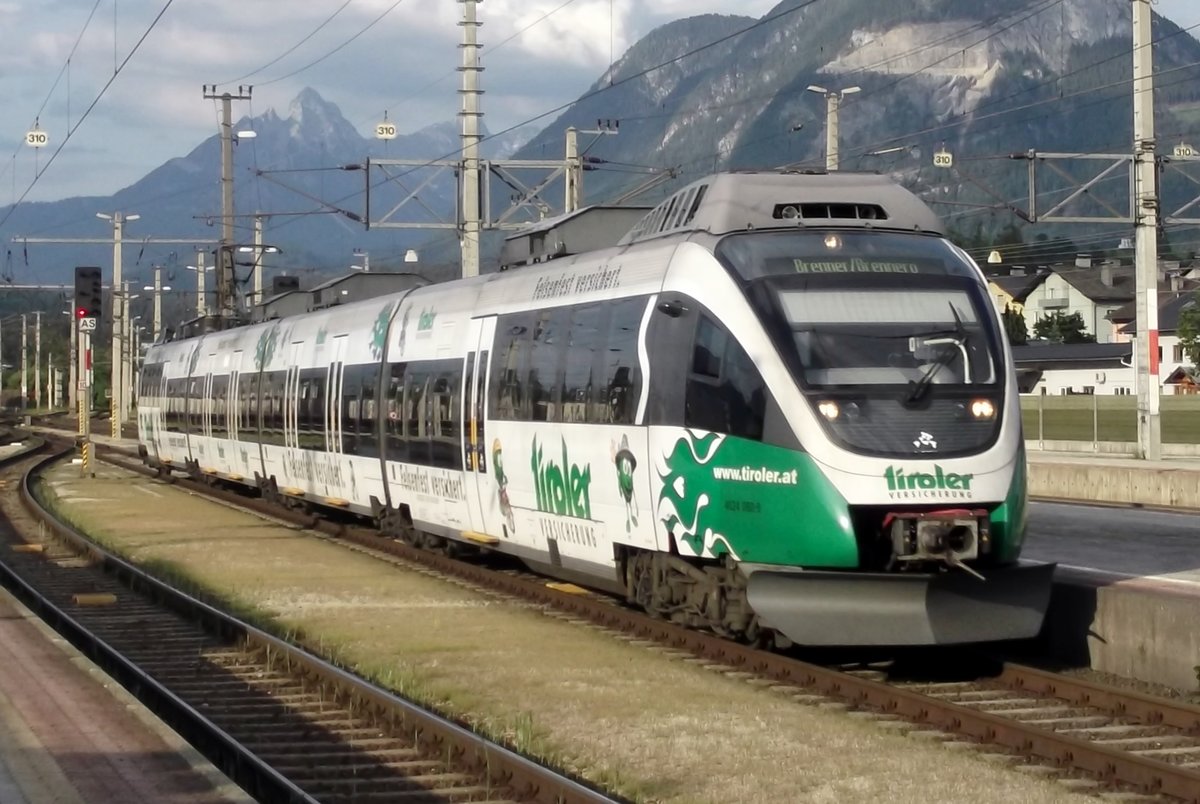 Werbetriebzug 4024 088 treft am 3 Juni 2015 in Wörgl ein.