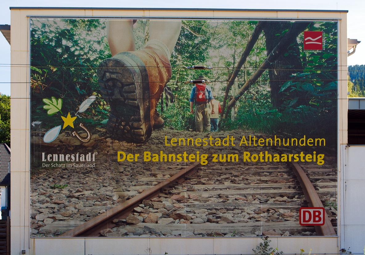 Werbung fr Bahn und Rothaarsteig....
Am Bahnsteig in Bf Lennestadt-Altenhundem am 29.09.2013