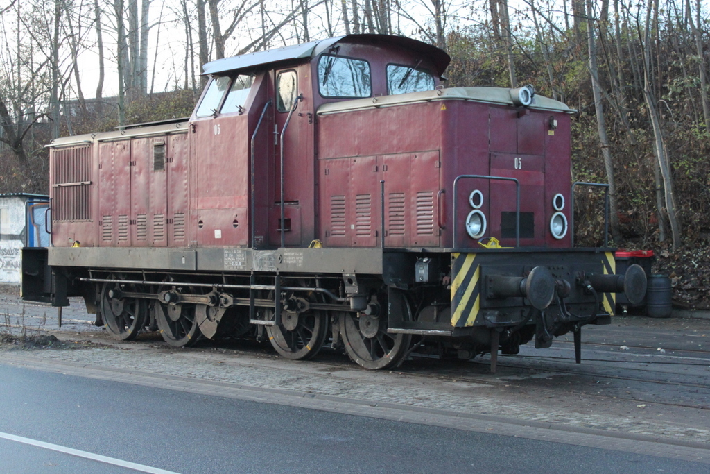 Werklok 4(Noch 05)des Rostocker Fracht und Fischereihafen stand am Morgen vor dem Lokschuppen abgestellt.19.11.2016 