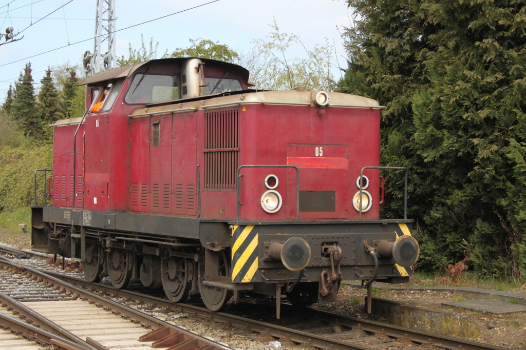 Werklok 4(Noch 05)des Rostocker Fracht und Fischereihafen beim Rangieren im Haltepunkt Rostock-Bramow.28.04.2017,Gr��e gehen hierbei an den Tf der V60 