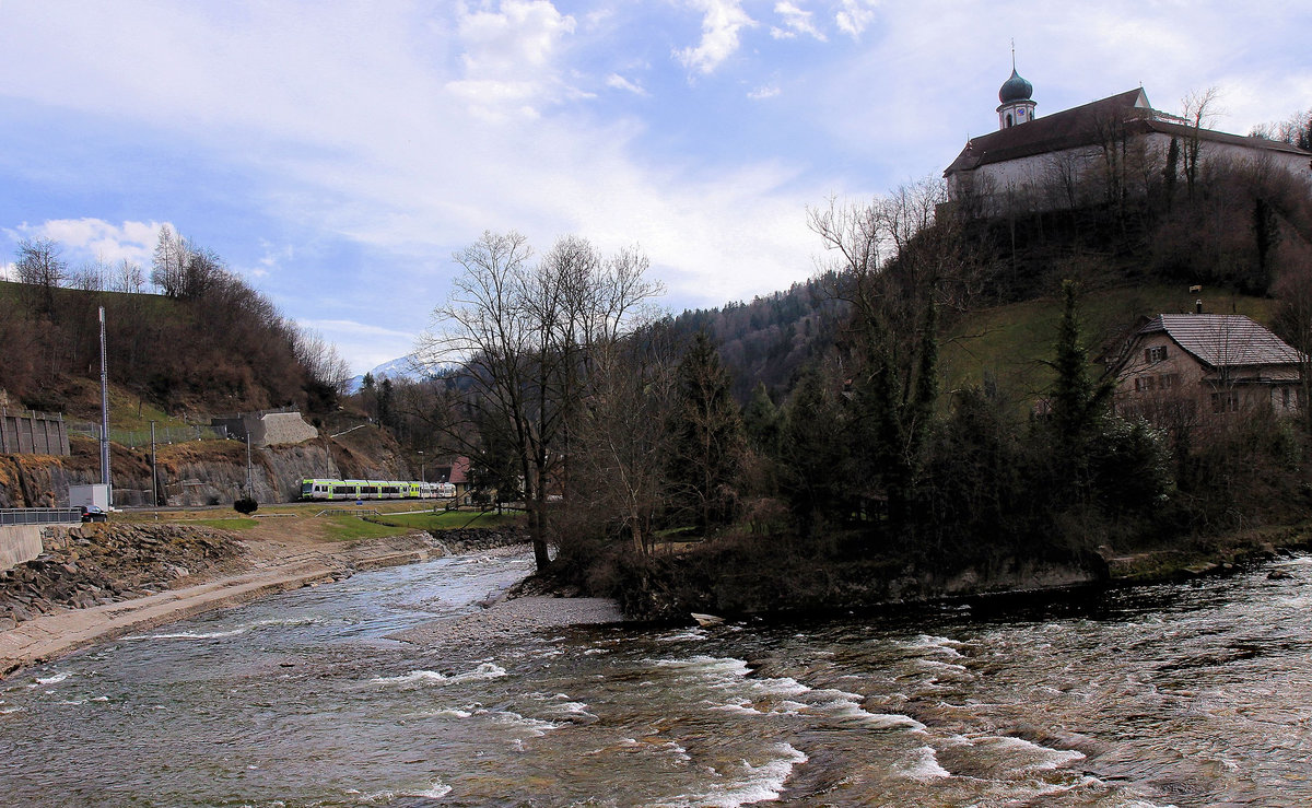 Werthenstein: An etwa derselben Stelle wie das Bild von 1995, mit den vereinigten S-Bahn Zgen nach Langnau (Ltschberger 105) und Langenthal (NINA 010). Um die berhmte Wallfahrtskirche noch aufs Bild zu bekommen musste der Zug winzig klein gehalten werden. 25.Mrz 2021