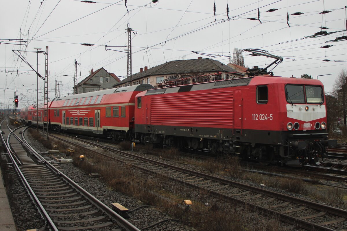 WFL 112 024 treft mit ein RE aus Bremen an grauen 13 Februar 2026 in Osnabrück Hbf ein.