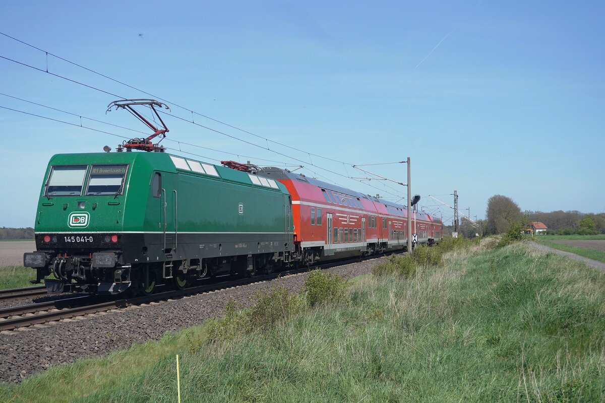 WFL 145 041 schiebt am 24 April 2026 der RE nach Bremen Hbf durch St.Hülfe in der Nähe von Diepholz und wird vom offenbarer Stelle fotografiert.