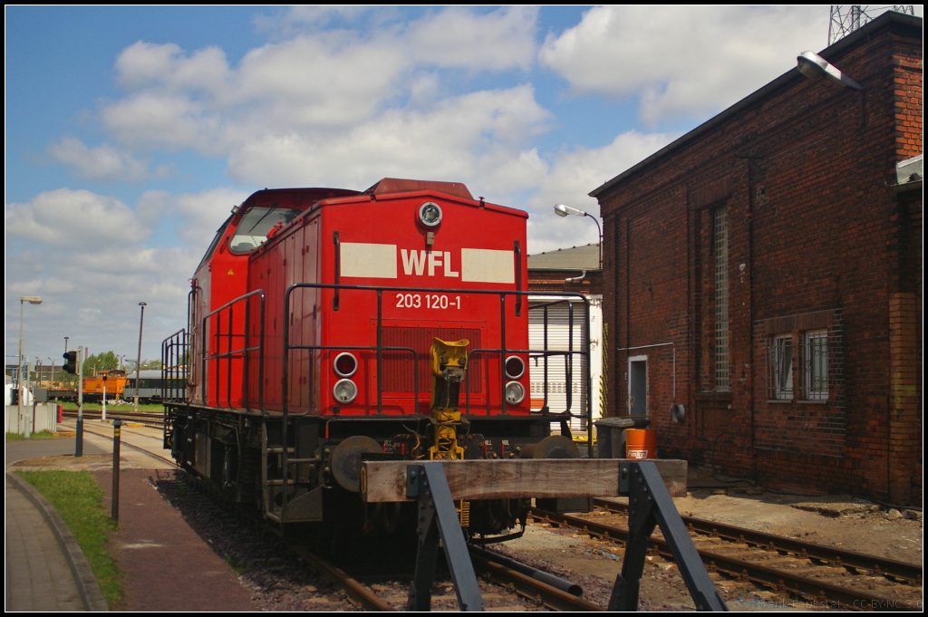 WFL 26 / 203 120-1 in Magdeburg Neustadt, 10.05.2015
<br><br>
Gebaut wurde die Lok 1979 bei LEW und wurde an die DR als 110 678-0 ausgeliefert. 1985 erfolgte der Umbau in 112 678-8. Im Jahr 1992 dann die Umzeichnung in 202 678-9. Die Ausmusterung erfolgte dann im Jahr 1998. Gem�� dem Umbaukonzept  BR 203.1  wurde die Lok in Stendal 2001 umgebaut und erhielt ihre jetzige Nummer. Seit Mai 2015 ist sie an die Magdeburger Hafen GmbH (MHG) vermietet.