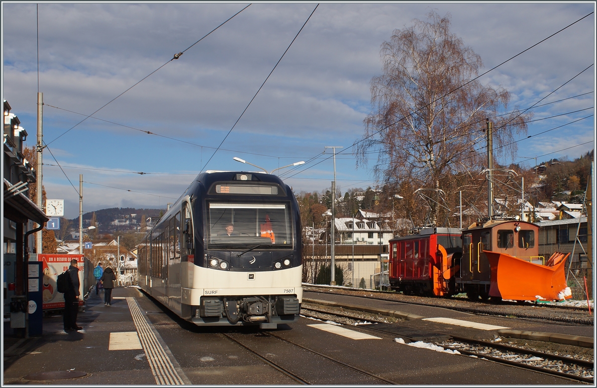 Whrend auf Gleis 1 in Blonay der CEV MVR ABeh 2/6 7507 wendet, steht auf Gleis 4 der CEV X rot 91 und der 1911 gebauten CEV HGe 2/2 N 1 fr die Schneerumung auf der Strecke Blonay - Les Pliades bereit.

Blonay, den 1. Dezember 2021