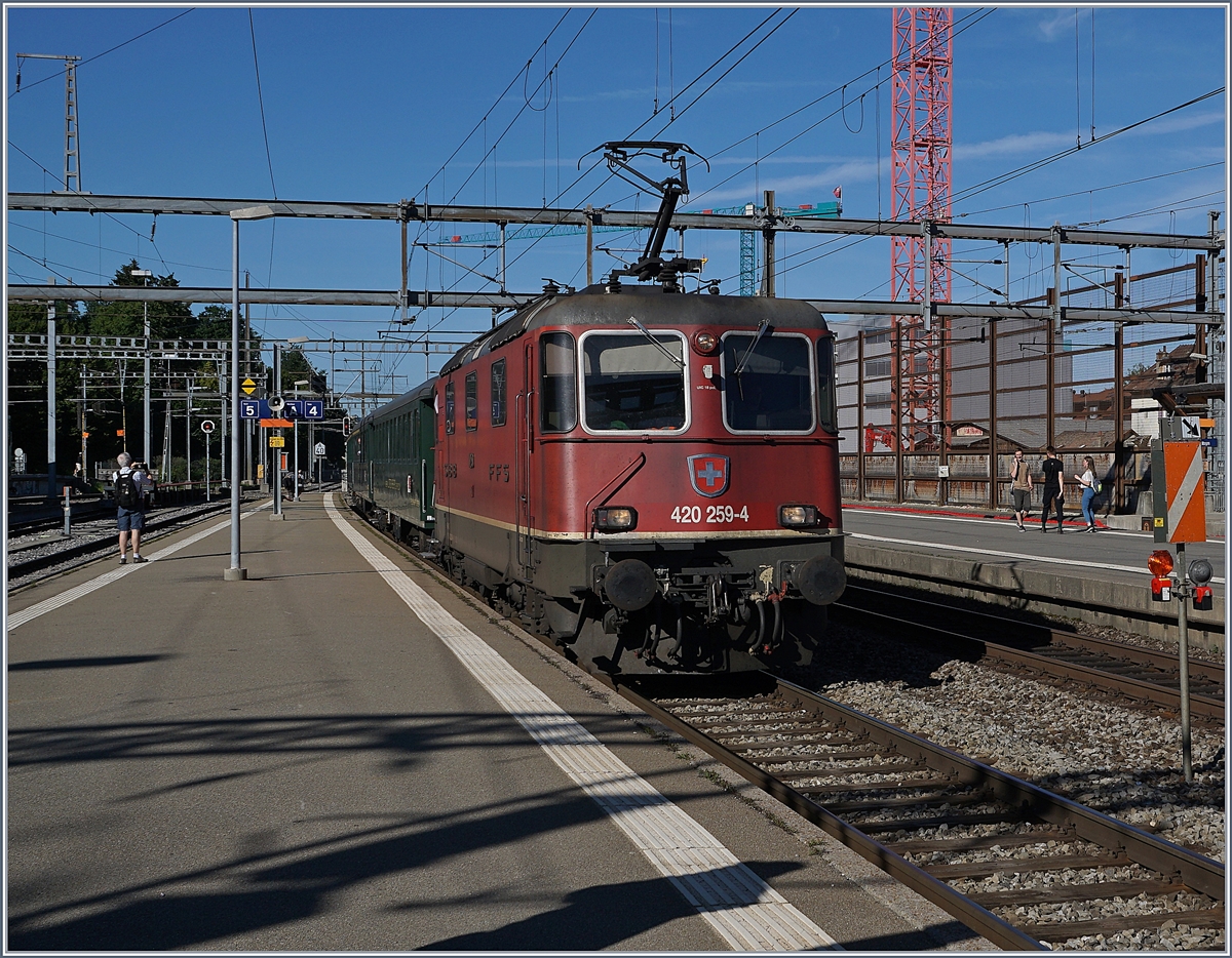 Wie befürchtet, gestaltet sich das Fotografieren des Zubringer Dampfzugs des  Vereins 214 R 568  zum B-C Schweizer Dampffestival in Morges ziemlich schwierig: Die SBB Re 420 259-4 erreicht mit dem Dampfzug (die Lok hängt am Schluss des Zuges) den Bahnhof von Morges. 

8. Juni 2019 