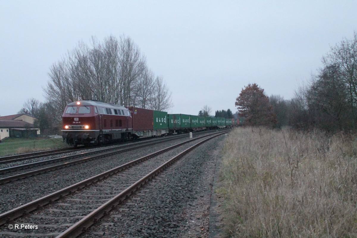 Wie es halt immer so ist, wenn mal was besonderes kommt Stimmt das Wetter nicht. IGE 216 224-6 mit einem Umleiter, Containerzug aus Cheb in Richtung Regensburg bei Wiesau. 30.11.14