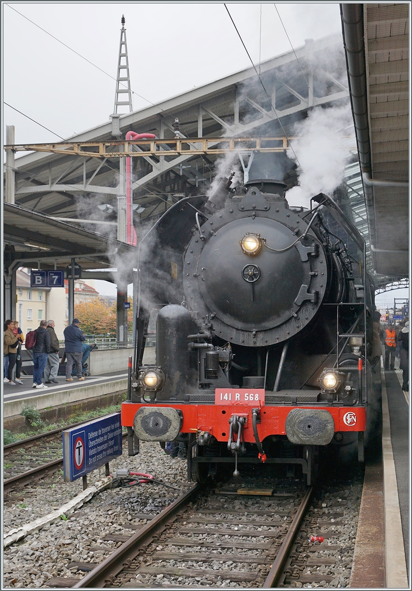 Wie jedes Jahr fand auch heuer die beliebte Dampfrundfahrt mit dem  Train Casse  statt,  wobei neben der Fahrt auch der kulinarische Teil zum Erfolg beiträgt. 
Das Bild zeigt die (ex) SNCF 141R568 nach der Ankunft in Lausanne. Der stattliche Zug bestand aus 40 Achsen Anhängelast. Zudem krönte die  Schieblok  in Form der Ae 4/4 251 (BLS) den gelungen Auftritt in Lausanne.

26. Okt. 2024 