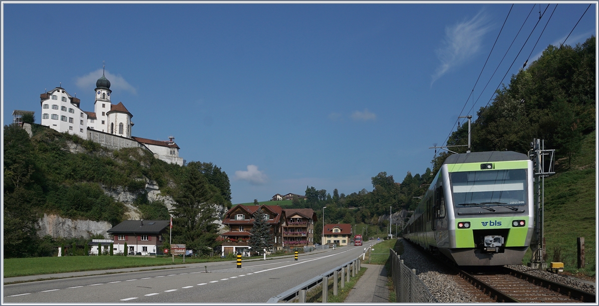 Wie Peter schon feststellte ist die hoch oben thronende Wallfahrtskirche von Werthenstein kaum zufriedenstellende mit der Bahn auf ein Bild zu bekommen...

Ein BLS RABe 525 auf der Fahrt in Richtung Wolhusen bei Wertenstein. 

21. Sept. 2020