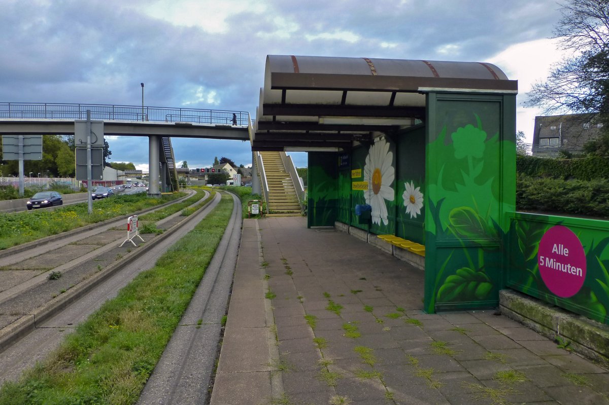 Wie so viele Orte im Ruhrgebiet ist die Essener Spurbusstrecke nicht unbedingt ein optisches Highlight. Technisch allerdings ist sie sehr interessant. In jngster Zeit bemht sich die Ruhrbahn die schmucklosen Haltestellen optisch ansprechender zu gestalten.