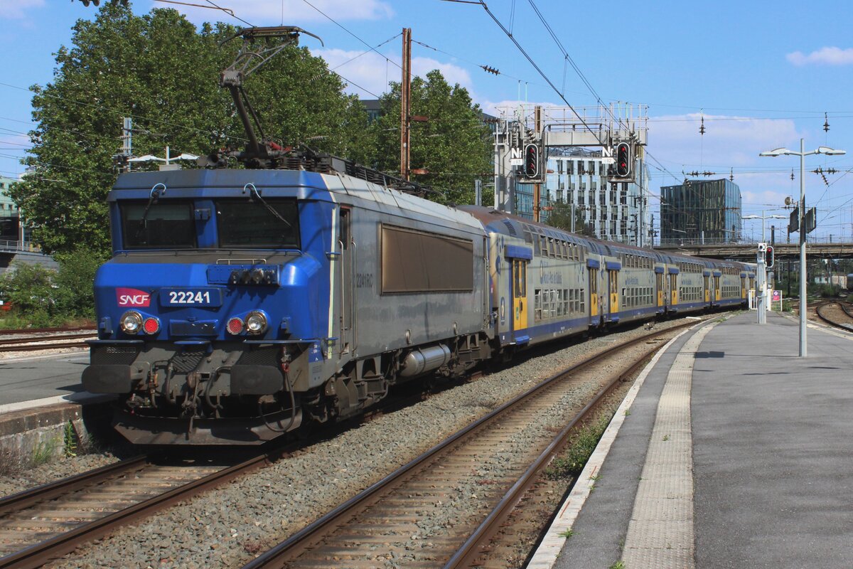 Wie in STrasbourg geht auch in Lille das Zeitalter des Nez-Cassées Loks langsam zum Ende. Am 24 Juni 2024 schiebt 22241 ein TER nach Calais aus Lille-Flandres aus.