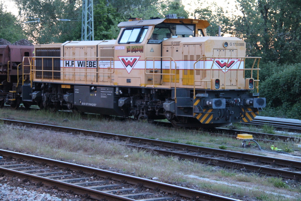 Wiebe G 1700 BB(277 018-8)abgestellt am frühen Morgen des 17.05.2025 um 04:37 Uhr in Rostock-Bramow.