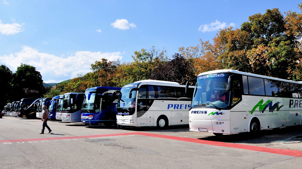 Wieder viel los im August 2013 in Krems,rechts ein VDL BOVA von ZW�LFER/PREISS  Reisen aus Melk/Nieder�sterreich.