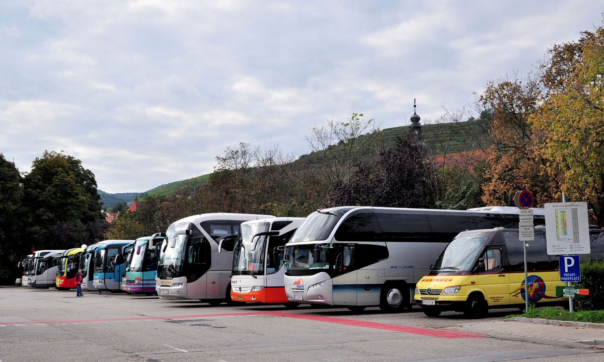 Wieder voller Parklplatz am 27.9.2014 in Krems.Rechts ein MB Sprinter von Wiesinger Reisen aus sterreich,dann ein Neoplan Cityliner von SAB.