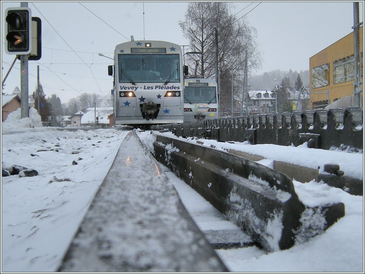 Winter in Blonay. Der  Tains des Etoiles  wartet auf die Abfahrt Richtung Les Pléiades.
5. März 2008