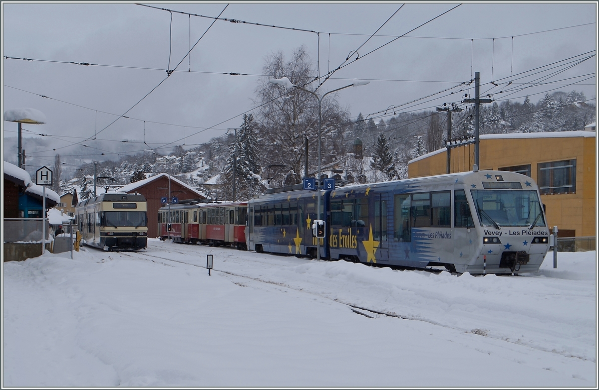 Winter in Blonay: Während ein CEV GTW 2/6 auf die Abfahrt nach Vevey wartet, sind der Train des Etoiles und ein A7 mit Bt für die Fahrt Richtung Les Pléiades vorgesehen.
2. Feb. 2015