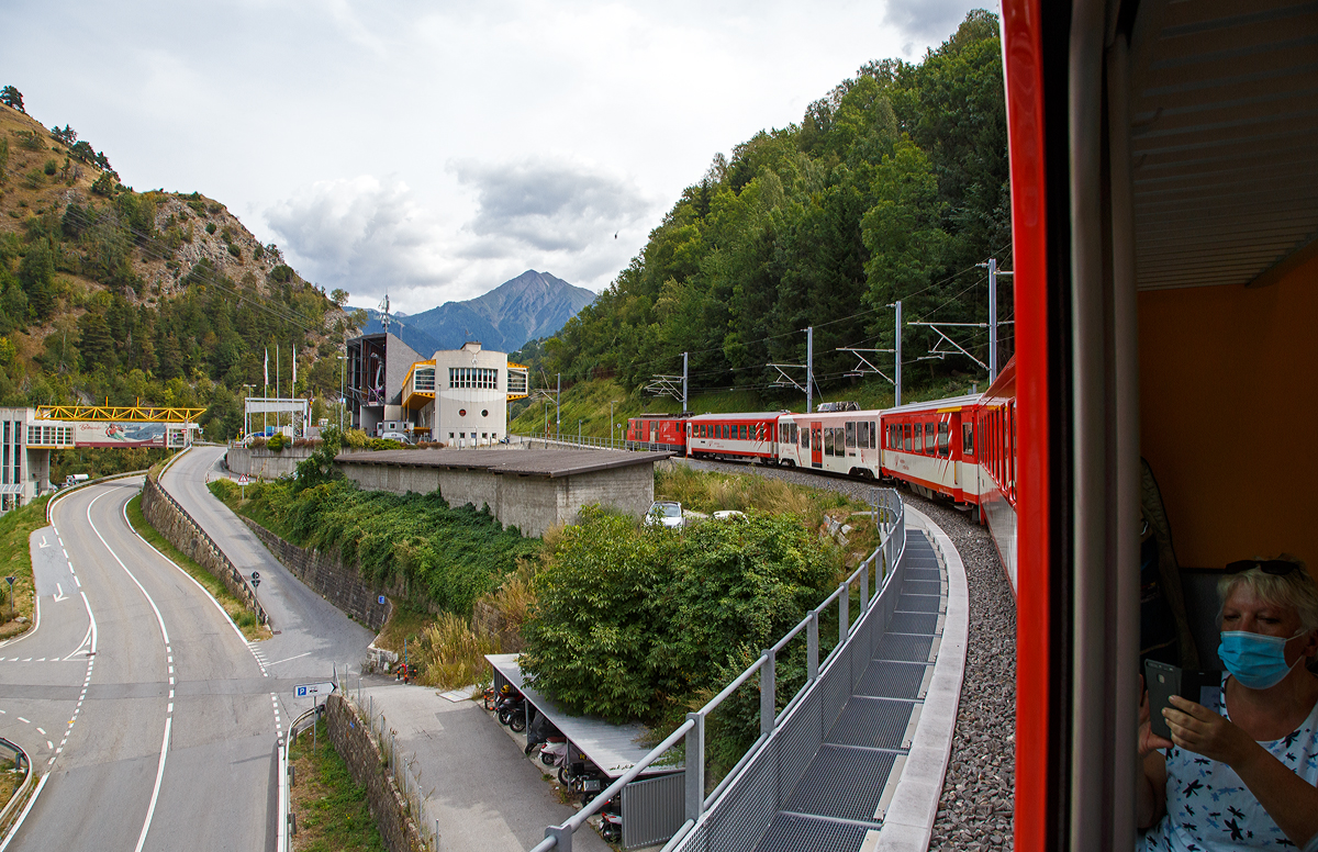 Wir verlassen am 07.09.2021 mit dem MGB Regio-Zug (Furka-Oberalp-Bahn) nach Visp, geschoben von dem Gepäcktriebwagen Deh 4/4 II - 92  Realp , nun den Bahnhof Betten (842 m ü. M.) im Kanton Wallis (VS) und fahren weiter in Richtung Brig. Wir sind so nun vom Oberalppass bis Betten fast 1.200 Höhenmeter hinabgefahren. 

Der Bahnhof Betten (-Talstation) ist auch zugleich Talstation zweier Luftseilbahnen der Aletsch Bahnen AG zur Bettmeralp hinauf (1.931 m). Die eine (vordere) geht, als 48er Kabinen-Seilbahn zur Mittelstation Betten Dorf und dann als 50er Kabinen-Seilbahn  zur Bettmeralp hinauf. Die hintere ist eine 125er Kabinen-Seilbahn und geht direkt zur Bergstation Bettmeralp hinauf.
