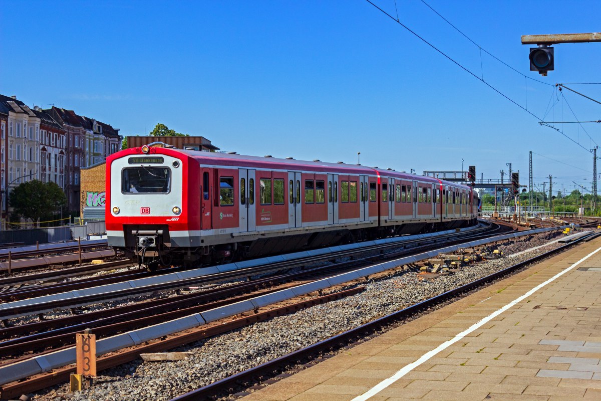 Wirklich schne sind sie ja nicht, die Triebwagen der Hamburger S-Bahn-Baureihe 472. Um es positiv auszudrcken, das Design der Zge war unverwechselbar. Im Sommer 2020 war der Stern der 472 allerdings schon am Sinken. Nur noch einzelne Verstrkerzge wurden mit den Zgen gefahren, so wie auch diese S11, die in Richtung Blankenese gleich Hamburg-Altona erreicht und aus den Garnituren 472 037 und 472 026 gebildet ist.