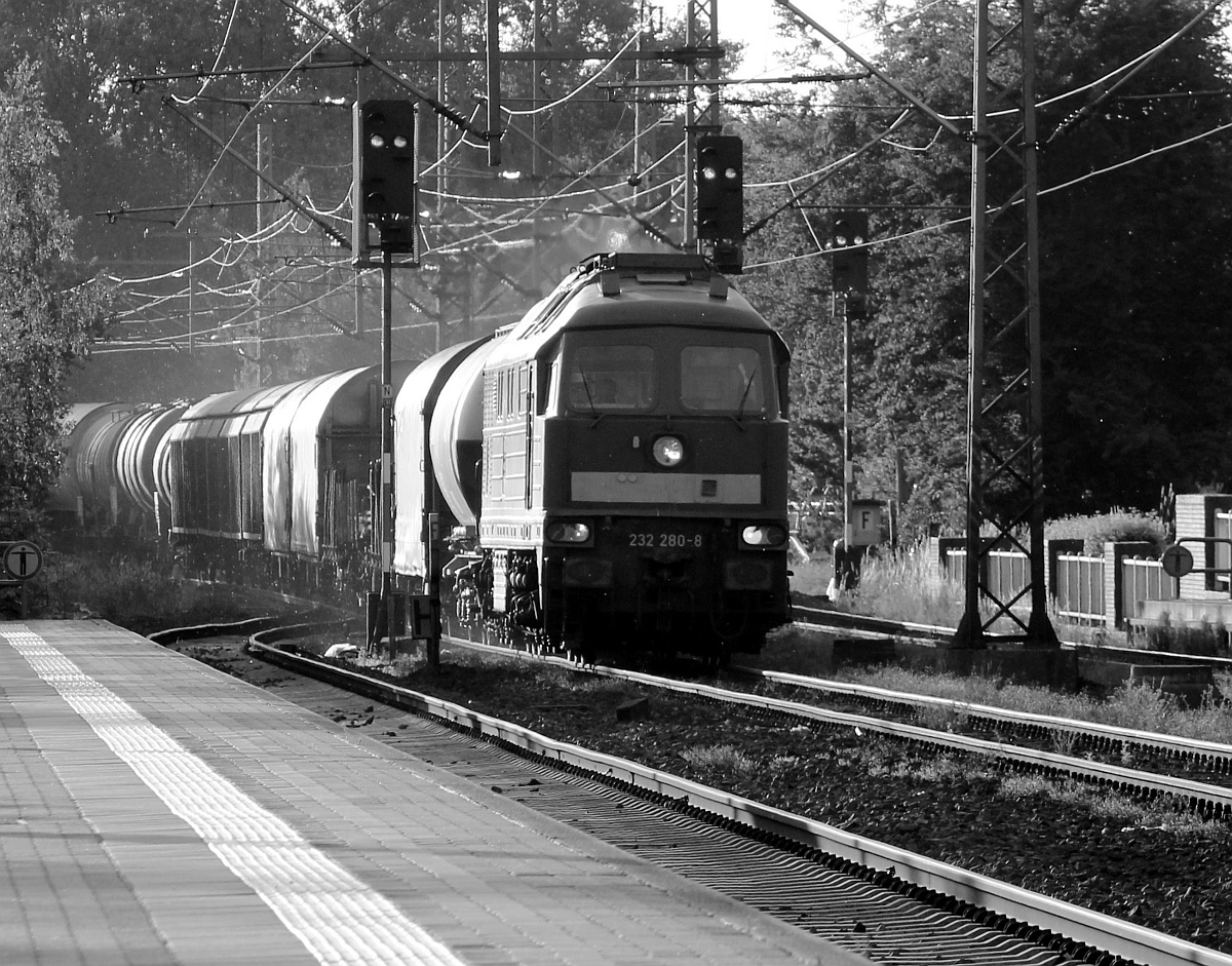 Wirkt bei weitem besser als in Farbe...Gegenlichtaufnahme inkl Dieselfahne der 232 280-8 die hier mit einem der viele Marschbahnumleiter durch Schleswig Richtung Hamburg dieselt. 16.07.2015