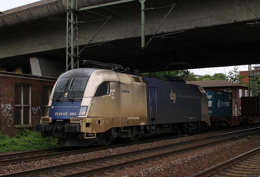 WLB 182 564-5/ES64U2-064 durchquert HH-Harburg mit einem Containerzug am Haken. 14.07.2013