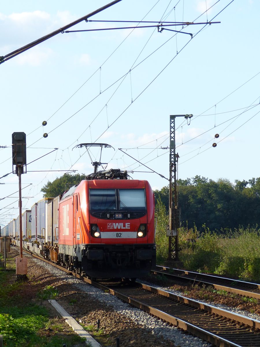 WLE (Westflische Landes-Eisenbahn GmbH) Lok 82 Bombardier Traxx AC3 F140 Baujahr 2015. Bahnbergang Devesstrae, Salzbergen 13-09-2018

WLE (Westflische Landes-Eisenbahn GmbH) loc 82 Bombardier Traxx AC3 F140 bouwjaar 2015. Overweg Devesstrae, Salzbergen 13-09-2018.