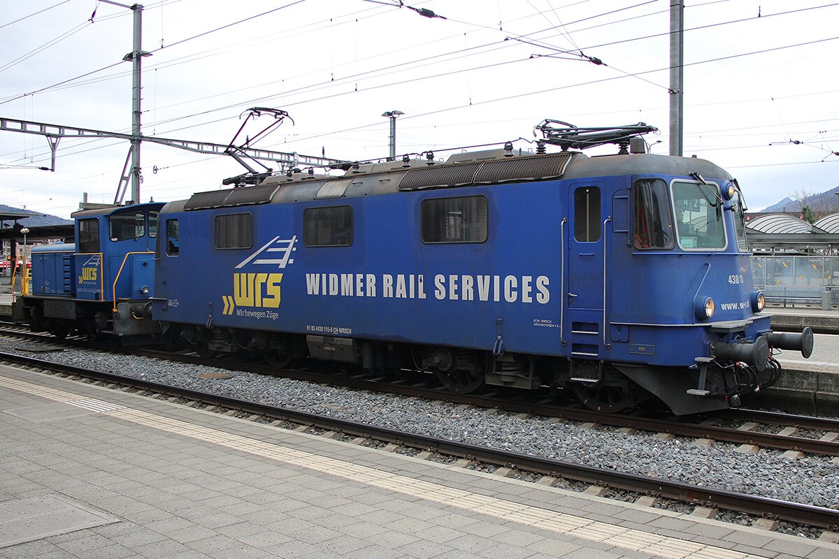 WRS 430 115 schleppt Rangierlok 232 115 durch Olten am 2 Jänner 2026.