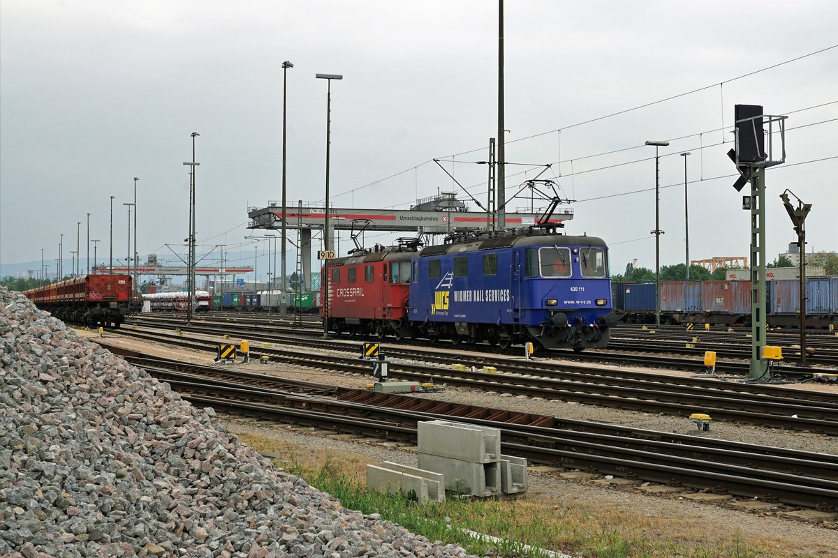 WRS: Am 4. Mai 2018 warteten die beiden Loks 430 111 und 430 115 von Widmer Rail Services AG in Weil am Rhein auf ihren nchsten Einsatz.
Zur Aufnahme: Standort Baustelle, Bildausschnitt Fotoshop.
Foto: Walter Ruetsch  