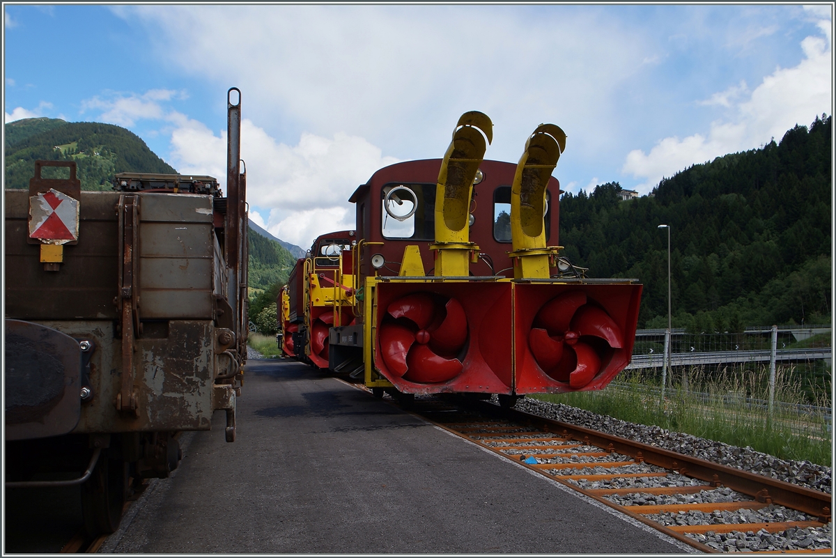 Wurde, bzw. wird diesen Winter wohl noch ein letzes mal gebraucht: die Schneeschleudern auf der Gotthardbahn, hier im Sommerschlaf in Airolo.
23. Juni 2015