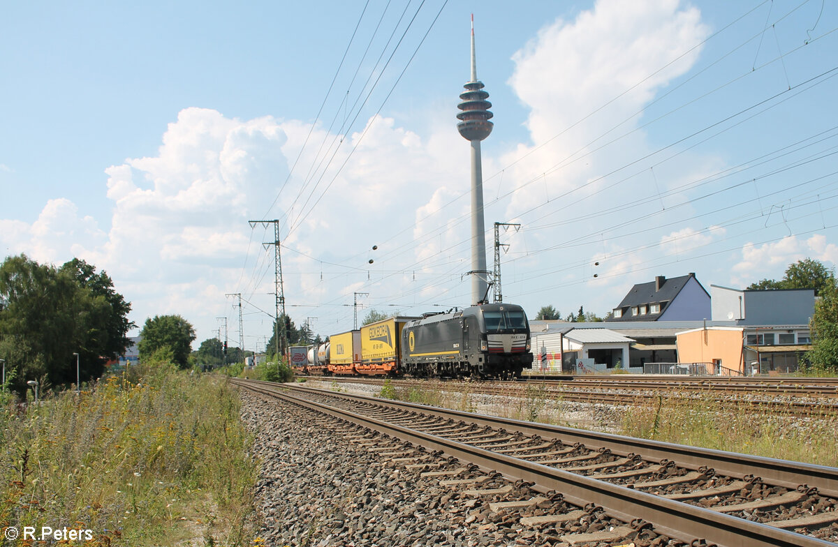 X4 E 614 zieht mit einem bunt gemischten Wechselpritschenzug durch Nürnberg Hohe Marter. 13.08.24
