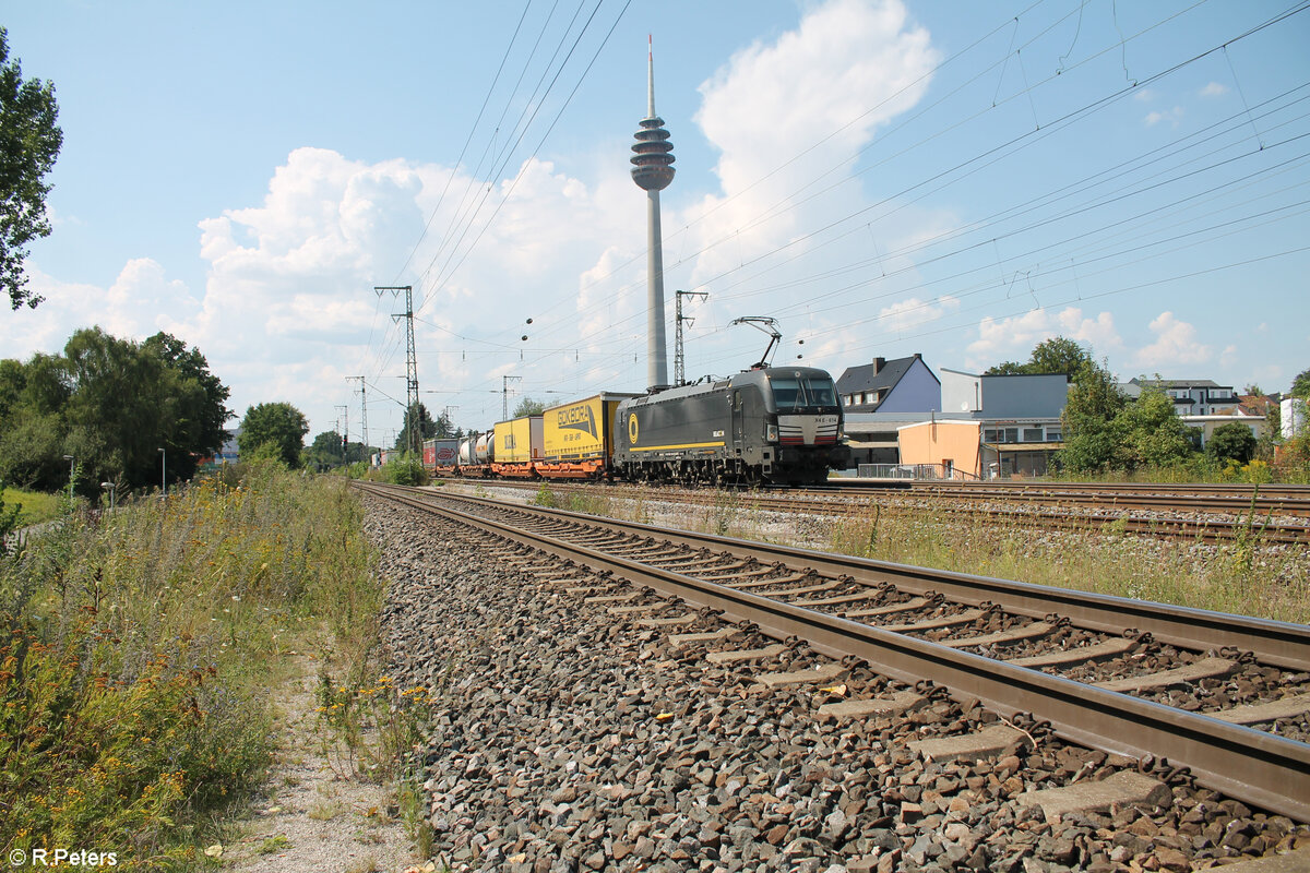 X4 E 614 zieht mit einem bunt gemischten Wechselpritschenzug durch Nürnberg Hohe Marter. 13.08.24