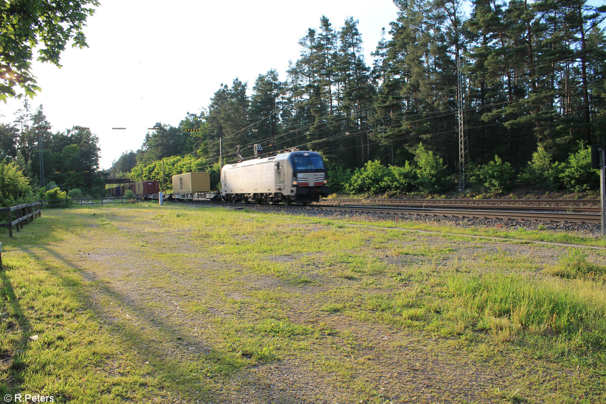 x4E 609 alias 193 609 zieht mit einem Containerzug durch Ochenbruck. 07.06.24