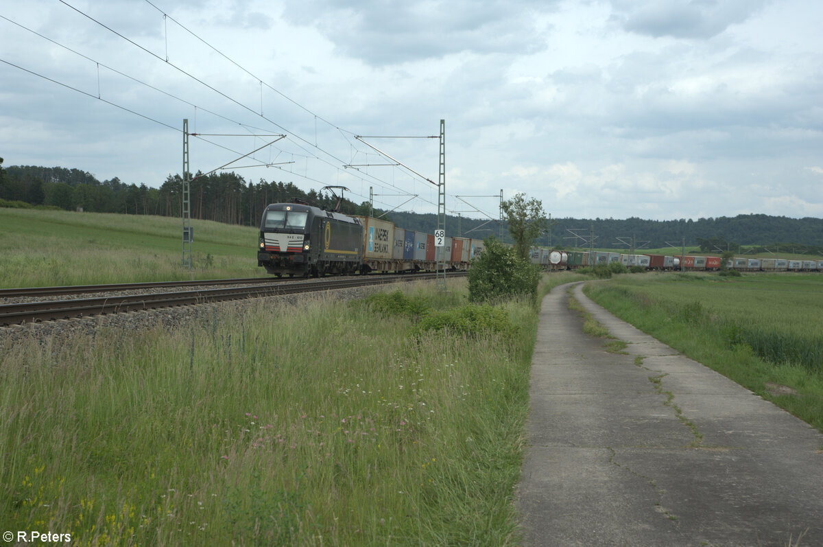 X4E 612 alias 193 612 zieht vor Oberdachstetten ein Containerzug in Richtung Norden. 08.06.24