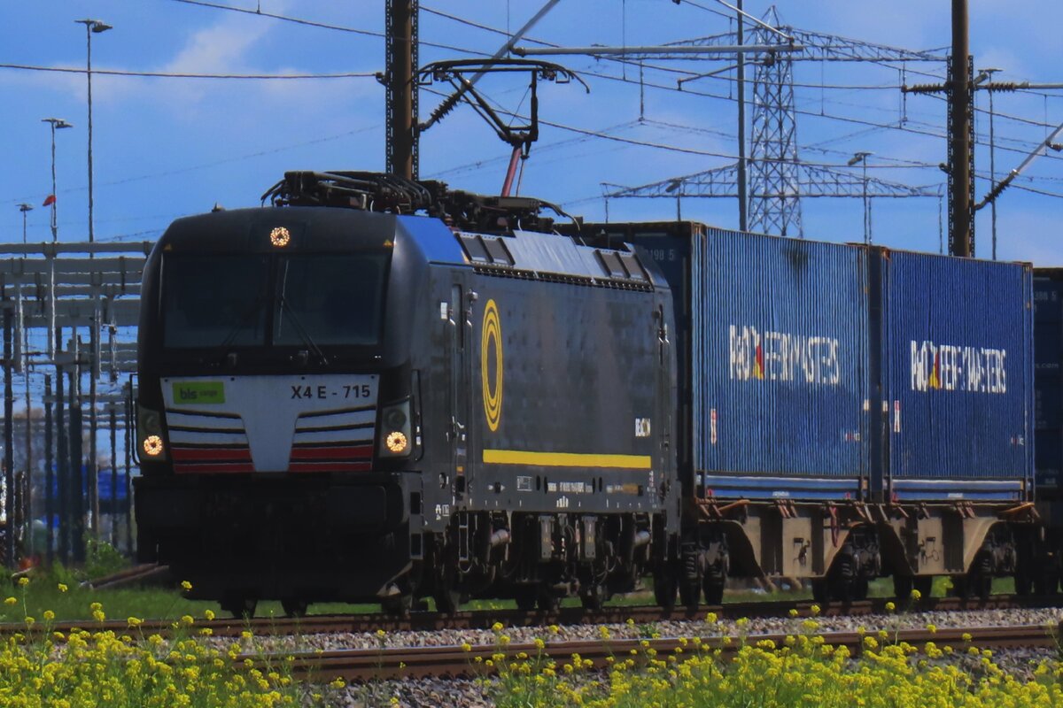 X4E-715 durchfahrt Valburg am 18 April 2024. 