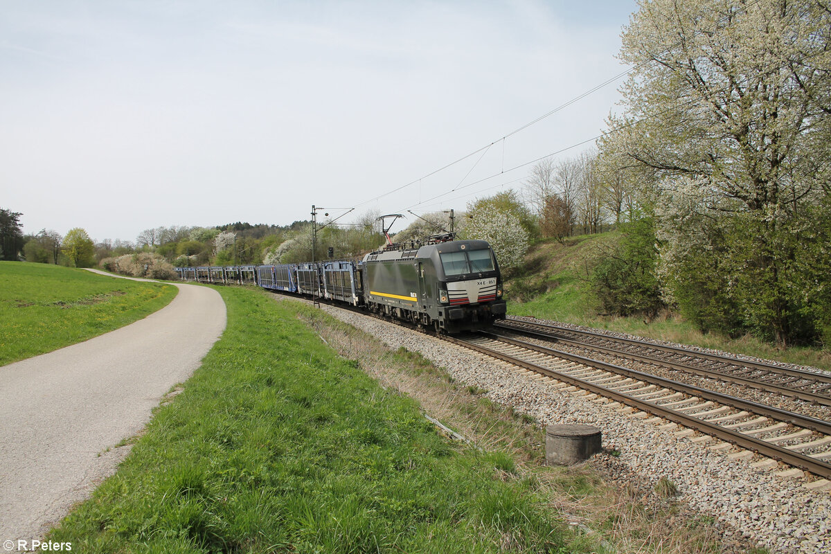 X4E 851 mit einem leeren Autotransportzug bei P�lling in der Kurve. 07.04.24