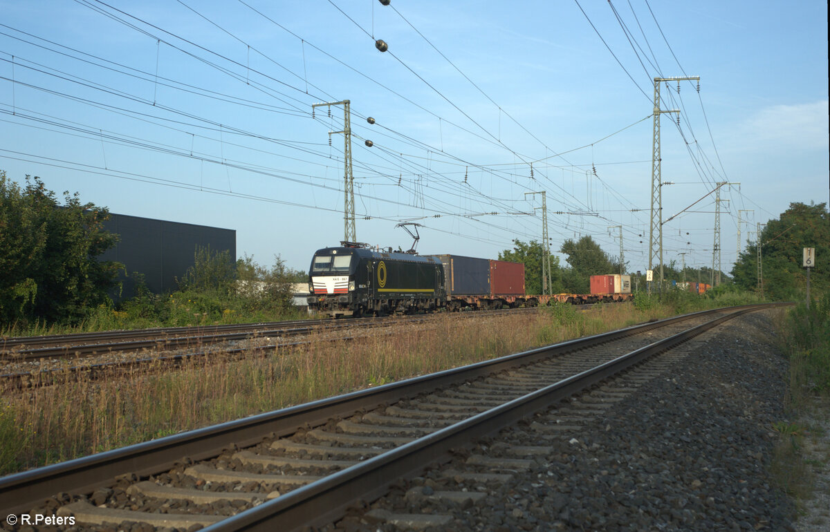 X4E 867 zieht mit einem Containerzug durch Nürnberg Hohe Marter. 31.08.24