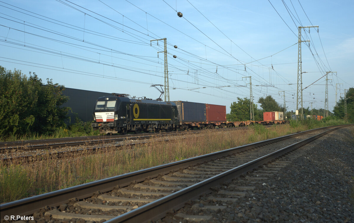 X4E 867 zieht mit einem Containerzug durch Nürnberg Hohe Marter. 31.08.24